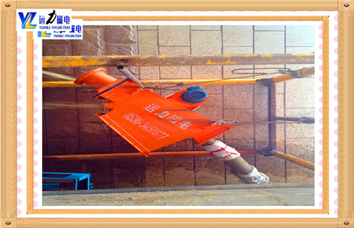 管道除鐵器安裝規定，遠力磁電生產制造的管道稀土永磁除鐵器包含無磁管道和永磁鐵兩一部分，封閉式管道內非磁性原材料的除鐵設備，稀土永磁除鐵器選用希土強磁鐵原材料構成復合型磁系。具備體型小、磁性大、重量較輕、除鐵設備整潔、便捷、無耗能、應用等特性。合適沒有輸送帶，只有出示下料煤斗的場所。當纖維狀原材料歷經時，鐵臟物被高磁場強度的永磁鐵吸咐，鐵殘渣時，開啟管道守門員殘渣取除。該機器設備適用含銅量較少的場所，關鍵運用于混凝土、化工廠、煤碳、塑膠、耐火保溫材料、裝飾建材等制造行業的下料管道中殘渣。  一、管道除鐵器安裝規定 1、管道式除鐵器安裝傾斜角(入、進料口中間聯線與平面的交角)在55o-60o為宜;兩邊方位不能歪斜(即電機中心線維持水準)。進料口不可與出鐵管道密閉式聯接，以正方形接鐵斗或槽形接鐵槽接鐵，出鐵口與接鐵斗間隔60mm為宜，便于必需時手工制作消除出鐵口內將會出現的阻攔物(細鐵絲、原材料塊等)。  2、本機器設備電子控制系統可立即連接開關電源，機器設備獨立工作中;也可以控制計劃于顆粒料運輸系統軟件，該系統軟件的開閉決策本機器設備的工作中是否。  3、管道式除鐵器出、通道活套法蘭面間需墊入密封墊或石棉繩，保證相接處的密封性特性，以防煙塵外溢環境污染。  4、接線后第一次次啟動需觀察機器設備運作方位是不是恰當，下列二種方式 均可：A、觀察降速電機轉為，其轉動方位依據鏈瓦上標識箭頭符號向一致。B、開啟機側觀察口，將一粒度低于22mm的磁鐵物(螺帽等)放置吸咐擋板表層，該物向正下方出鐵口健身運動為恰當。若健身運動方位有誤，應先待機，更改電機轉動方位后再試。  5、管道式除鐵器應用前要依據粉體設備中鐵磁性材料臟物的滲入量，適度調節電機的開停機時間，調節電氣控制柜中時間控制器的按鍵，就可以更改這兩個時間，其標值可立即在按鍵上觀察。參照采用時間為：健身時間10秒;間歇性時間3～10分。客戶可根據應用、觀察、檢測，按每一次排鐵量不超過3kg自主明確時間，若顆粒料中含銅較多或顆粒料溫度過高時，也可以選用減速器持續運行的工作方式。  6、應用前需從滴油口往主機箱內引入N68(舊型號40#)機械潤滑油。給油至油量觀察窗正中間部位就可以，應用后發覺油量不夠，能加至油量觀察窗中間部位，汽車機油拆換周期時間為一年。  7、一切狀況下均不允許過大木塊(≥0.1公斤，長短≥80mm)進到機內，以防導致磁石組常見故障或危害除鐵設備實際效果。