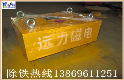 RCYB-8懸掛式永磁除鐵器,1.RCYB-8型懸掛式永磁除鐵器組成 由管道體,驅動裝置,磁體運行裝置,三大部分組成.驅動裝置安裝在管道壁上,通過鏈條,鏈輪,帶動管道內磁體裝置運轉,永磁體將管道內物料中的鐵磁性物質,通過出鐵口排出管道. 2.RCYB-8懸掛式永磁除鐵安裝 串接于傾角50-70度的物料輸送管道中,當物料流經除鐵器時,其中的鐵磁性物質被吸附在管道壁上,隨永磁體的運動逐漸向除鐵口方向運動,排出管道,實現鐵與物料的分離.