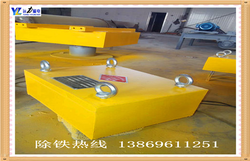 懸掛式永磁除鐵器,1.RCYB-8型懸掛式永磁除鐵器組成 由管道體,驅動裝置,磁體運行裝置,三大部分組成.驅動裝置安裝在管道壁上,通過鏈條,鏈輪,帶動管道內磁體裝置運轉,永磁體將管道內物料中的鐵磁性物質,通過出鐵口排出管道. 2.RCYB-8懸掛式永磁除鐵安裝 串接于傾角50-70度的物料輸送管道中,當物料流經除鐵器時,其中的鐵磁性物質被吸附在管道壁上,隨永磁體的運動逐漸向除鐵口方向運動,排出管道,實現鐵與物料的分離.