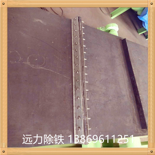 皮帶調(diào)整停機過程中,不得踩踏皮帶,否則會影響皮帶調(diào)整效果.如皮帶向一側(cè)跑偏很多,則可將電機三相進線中的任意兩相調(diào)換,皮帶則反方向運轉(zhuǎn)就會向另一側(cè)移動,移動到除鐵器中部時停機,再次調(diào)換電機任意兩相,使皮帶按正常方向運轉(zhuǎn),然后按皮帶跑偏具體調(diào)整方法調(diào)試.皮帶跑偏止住后,皮帶需在除鐵器中部穩(wěn)定運轉(zhuǎn)2小時,運轉(zhuǎn)期間應(yīng)觀察其運轉(zhuǎn)狀況如有跑偏現(xiàn)象應(yīng)及時調(diào)整.