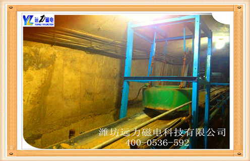 電磁除鐵器是一種產(chǎn)生強(qiáng)大磁場吸引力的設(shè)備，它能將混雜在非磁性物料中的鐵磁性雜質(zhì)清除，以保證輸送系統(tǒng)中的破碎機(jī)、研磨機(jī)等機(jī)械設(shè)備安全正常工作，同時可有效地防止因大、長鐵件劃裂輸送機(jī)皮帶的事故發(fā)生。電磁除鐵器主要功用便是出去產(chǎn)料中間存在的導(dǎo)磁雜質(zhì)提純產(chǎn)料。而在陶瓷行業(yè)精美是一個非常需要關(guān)注的點(diǎn)，而精美的工藝便是對陶瓷材質(zhì)的要求，因此在陶瓷行業(yè)電磁除鐵器的引用是一個必不可少的工具