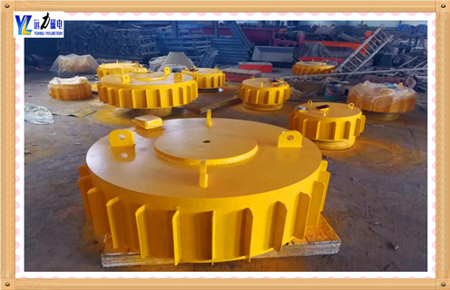 　　定做懸掛式除鐵器電磁除鐵器自卸式除鐵器輸送帶強磁鐵皮,遠力磁電生產的輸送帶電磁除鐵器根據其使用場合、環境、除鐵要求等均有所不同可分為好多種除鐵方式。 　　除鐵器勵磁方式有電磁、永磁二大類。其棄鐵方式也形式多樣。有些設計院、用戶等由于對輸送帶電磁除鐵器性能及使用場合了解不夠，選型時容易出現不合理的問題，生產廠家往往偏重磁性能，也忽略棄鐵方式，因而會影響使用效果。只有充沛了解除鐵要求、使用場所及環境條件才干選擇最佳匹配，充分發揮除鐵器性能，達到理想的除鐵效果