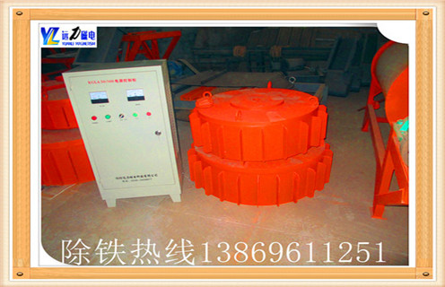 　電磁除鐵器 自動鋁線圈電廠除鐵 供應電磁自卸式除鐵器,很多客戶在購買磁選設備的時候,關注的是商家的信譽,產品的質量,售后的服務,然而很少會有客戶提及安裝工人是否合格,經驗是否豐富,如果忽略這一點,也很有可能會使得磁選設備的回收率降低.那么一名合格的安裝工人,是如何去操作的,遠力磁電為您詳解! 　　電磁除鐵器最常見的問題就是回收率低,明明買的是好設備,磁場強度和工作品質都能達到,回收率卻不高,到底是什么原因導致這種問題呢?電磁除鐵器的尾礦必須保證一定的溢流量(約占尾礦量的25%) 才能取得好的分選效果,而電磁除鐵器尾礦的溢流量是通過調節其底流量的大小來實現的,現有的底流調節裝置很不方便且精度較低,不能保證溢流量的穩定.入料不能沿滾筒的全寬均勻地給料,導致分選槽內的流量不均勻,流量大的地方流速過快.液面翻花.出現紊流,造成尾礦中的含介量增大.