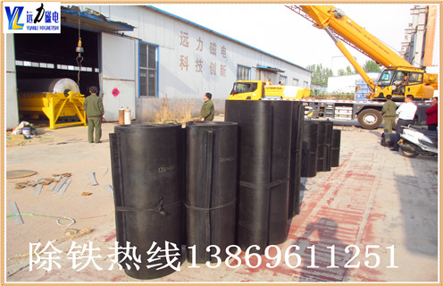 輸送帶專用懸掛式強磁除鐵器皮帶永磁鐵吸鐵器rcyb-8除鐵器皮帶，電磁除鐵器在采礦,焦化,煤等皮帶輸送行業作為除鐵設備領域,已被廣泛應用.皮帶鐵除鐵器自動卸載鐵帶使用高強度一體式橡膠圈,一個帶刮刀易于完成卸載操作.為了保護皮帶延長皮帶壽命,可以支撐安裝支架,用這種支架支撐可以滿足不同的安裝方式. 　　永磁自卸式除鐵器皮帶廣泛應用于礦山,冶金,煤炭,火電,化工,建材等行業.電子式樹脂鑄造用內部使用的圓盤型隔膜,這種圓形隔膜采用自冷式全密封結構.其優勢是具有較大的滲透深度,強吸力,防塵,防雨,腐蝕等特點,在極惡劣的環境下仍能可靠運行.回收磁性材料并防止磨床,破碎機等機械設備損壞和磨損,具有可靠的保護作用.